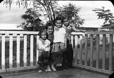 Al Frente de la casa, Campo Shell, Joyce, Elsbeth, Rouel, Gerardus, circa 1956